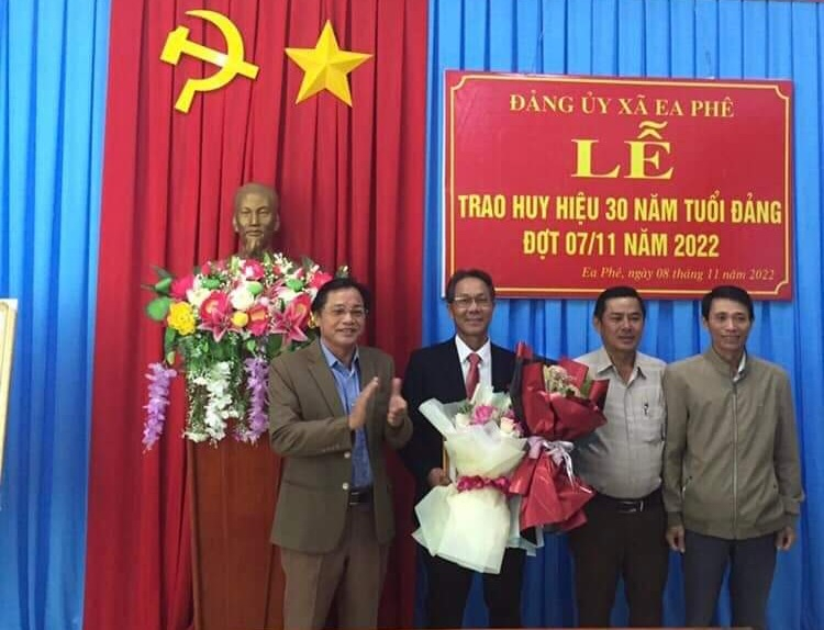 Đảng bộ xã Ea Phê tổ chức Lễ trao tặng huy hiệu Đảng đợt 7/11